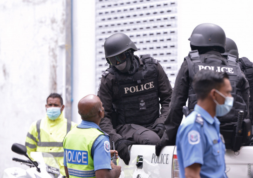 މެއި 13، 2021: ކުރީގެ ރައީސް އަދި މަޖިލިސް ރައީސް މުހައްމަދު ނަޝީދު ހަފްތާްއައަކަށް އޭޑީކޭގައި ފަރުވާ ހޯދުމަށްފަހު، އިތުރު ފަރުވާއަށް ޖަރުމަނަށް ފުރުން: އެމަނިކުފާނު ހޮސްޕިޓަރުން އެއާޕޯޓަށް ވަޑައިގެންނެވީ ވަރުގަދަ ސެކިއުރިޓީއަކާއެކު --- ސަން ފޮޓޯ/ މުހައްމަދު މުޒައްޔިން ނާޒިމް