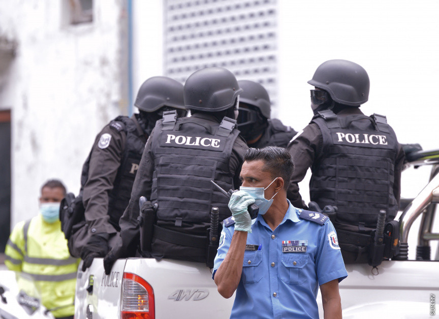 މެއި 13، 2021: ކުރީގެ ރައީސް އަދި މަޖިލިސް ރައީސް މުހައްމަދު ނަޝީދު ހަފްތާްއައަކަށް އޭޑީކޭގައި ފަރުވާ ހޯދުމަށްފަހު، އިތުރު ފަރުވާއަށް ޖަރުމަނަށް ފުރުން: އެމަނިކުފާނު ހޮސްޕިޓަރުން އެއާޕޯޓަށް ވަޑައިގެންނެވީ ވަރުގަދަ ސެކިއުރިޓީއަކާއެކު --- ސަން ފޮޓޯ/ މުހައްމަދު މުޒައްޔިން ނާޒިމް