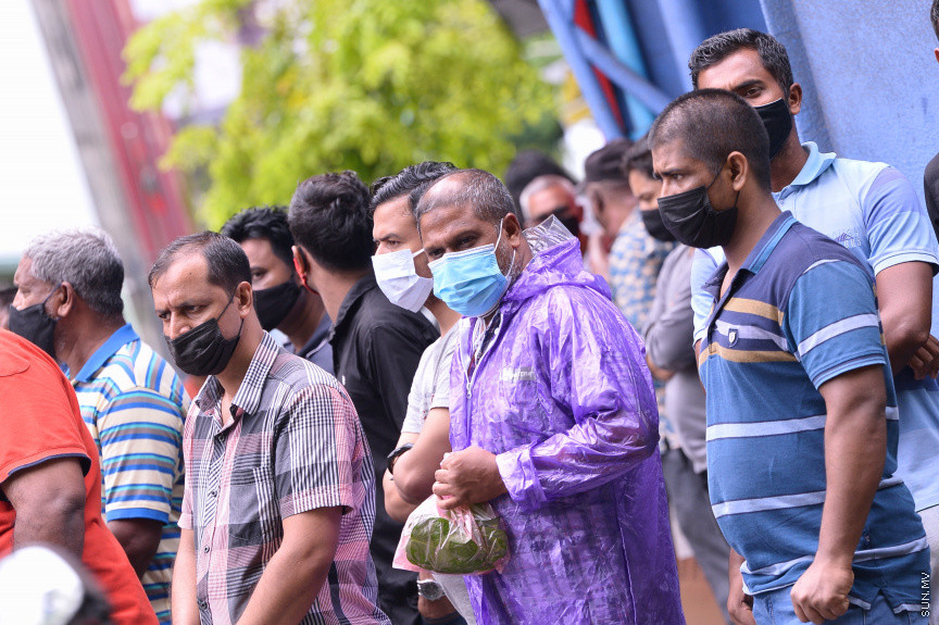 މެއި 13، 2021: ކުރީގެ ރައީސް އަދި މަޖިލިސް ރައީސް މުހައްމަދު ނަޝީދު ހަފްތާްއައަކަށް އޭޑީކޭގައި ފަރުވާ ހޯދުމަށްފަހު، އިތުރު ފަރުވާއަށް ޖަރުމަނަށް ފުރުން: އެމަނިކުފާނު ހޮސްޕިޓަރުން އެއާޕޯޓަށް ވަޑައިގެންނެވީ ވަރުގަދަ ސެކިއުރިޓީއަކާއެކު --- ސަން ފޮޓޯ/ މުހައްމަދު މުޒައްޔިން ނާޒިމް