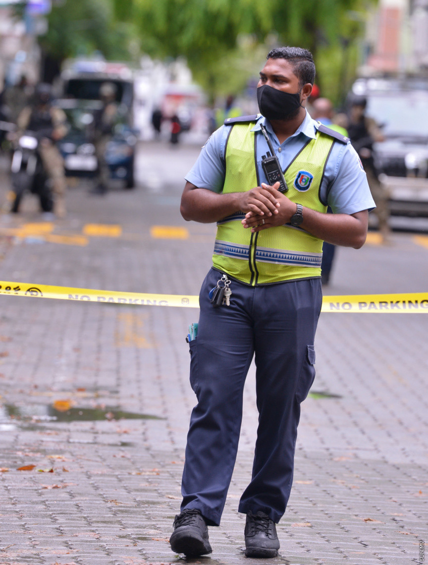 މެއި 13، 2021: ކުރީގެ ރައީސް އަދި މަޖިލިސް ރައީސް މުހައްމަދު ނަޝީދު ހަފްތާްއައަކަށް އޭޑީކޭގައި ފަރުވާ ހޯދުމަށްފަހު، އިތުރު ފަރުވާއަށް ޖަރުމަނަށް ފުރުން: އެމަނިކުފާނު ހޮސްޕިޓަރުން އެއާޕޯޓަށް ވަޑައިގެންނެވީ ވަރުގަދަ ސެކިއުރިޓީއަކާއެކު --- ސަން ފޮޓޯ/ މުހައްމަދު މުޒައްޔިން ނާޒިމް