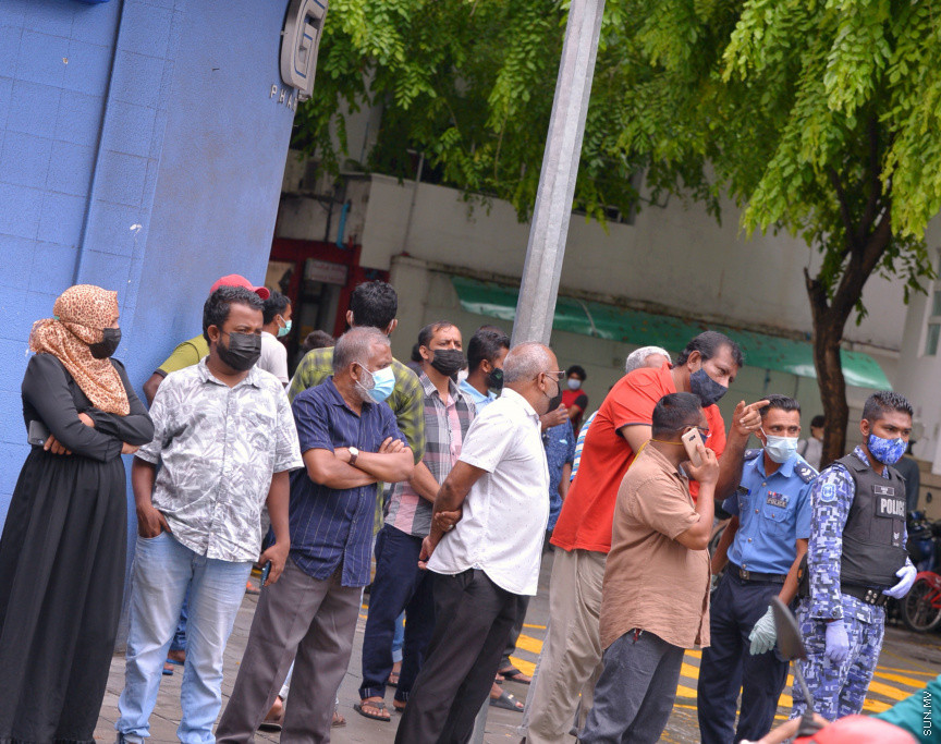 މެއި 13، 2021: ކުރީގެ ރައީސް އަދި މަޖިލިސް ރައީސް މުހައްމަދު ނަޝީދު ހަފްތާްއައަކަށް އޭޑީކޭގައި ފަރުވާ ހޯދުމަށްފަހު، އިތުރު ފަރުވާއަށް ޖަރުމަނަށް ފުރުން: އެމަނިކުފާނު ހޮސްޕިޓަރުން އެއާޕޯޓަށް ވަޑައިގެންނެވީ ވަރުގަދަ ސެކިއުރިޓީއަކާއެކު --- ސަން ފޮޓޯ/ މުހައްމަދު މުޒައްޔިން ނާޒިމް