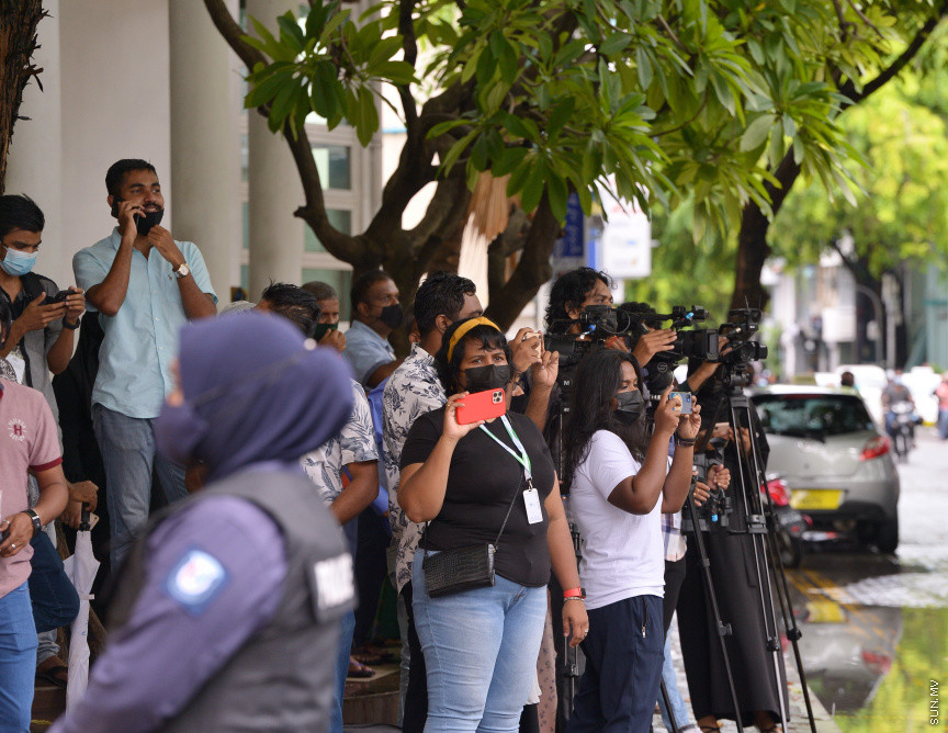 މެއި 13، 2021: ކުރީގެ ރައީސް އަދި މަޖިލިސް ރައީސް މުހައްމަދު ނަޝީދު ހަފްތާްއައަކަށް އޭޑީކޭގައި ފަރުވާ ހޯދުމަށްފަހު، އިތުރު ފަރުވާއަށް ޖަރުމަނަށް ފުރުން: އެމަނިކުފާނު ހޮސްޕިޓަރުން އެއާޕޯޓަށް ވަޑައިގެންނެވީ ވަރުގަދަ ސެކިއުރިޓީއަކާއެކު --- ސަން ފޮޓޯ/ މުހައްމަދު މުޒައްޔިން ނާޒިމް