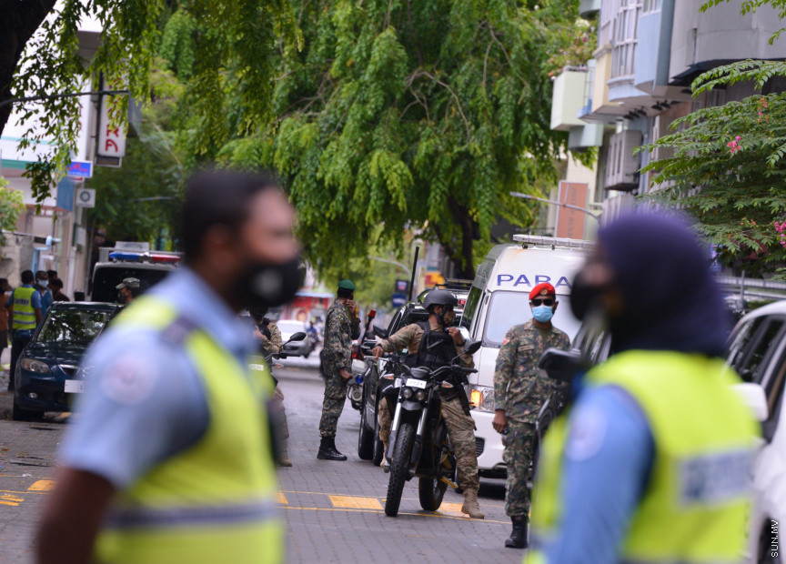 މެއި 13، 2021: ކުރީގެ ރައީސް އަދި މަޖިލިސް ރައީސް މުހައްމަދު ނަޝީދު ހަފްތާްއައަކަށް އޭޑީކޭގައި ފަރުވާ ހޯދުމަށްފަހު، އިތުރު ފަރުވާއަށް ޖަރުމަނަށް ފުރުން: އެމަނިކުފާނު ހޮސްޕިޓަރުން އެއާޕޯޓަށް ވަޑައިގެންނެވީ ވަރުގަދަ ސެކިއުރިޓީއަކާއެކު --- ސަން ފޮޓޯ/ މުހައްމަދު މުޒައްޔިން ނާޒިމް