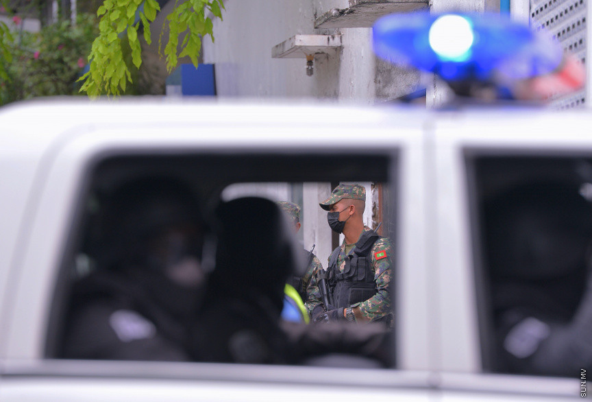 މެއި 13، 2021: ކުރީގެ ރައީސް އަދި މަޖިލިސް ރައީސް މުހައްމަދު ނަޝީދު ހަފްތާްއައަކަށް އޭޑީކޭގައި ފަރުވާ ހޯދުމަށްފަހު، އިތުރު ފަރުވާއަށް ޖަރުމަނަށް ފުރުން: އެމަނިކުފާނު ހޮސްޕިޓަރުން އެއާޕޯޓަށް ވަޑައިގެންނެވީ ވަރުގަދަ ސެކިއުރިޓީއަކާއެކު --- ސަން ފޮޓޯ/ މުހައްމަދު މުޒައްޔިން ނާޒިމް