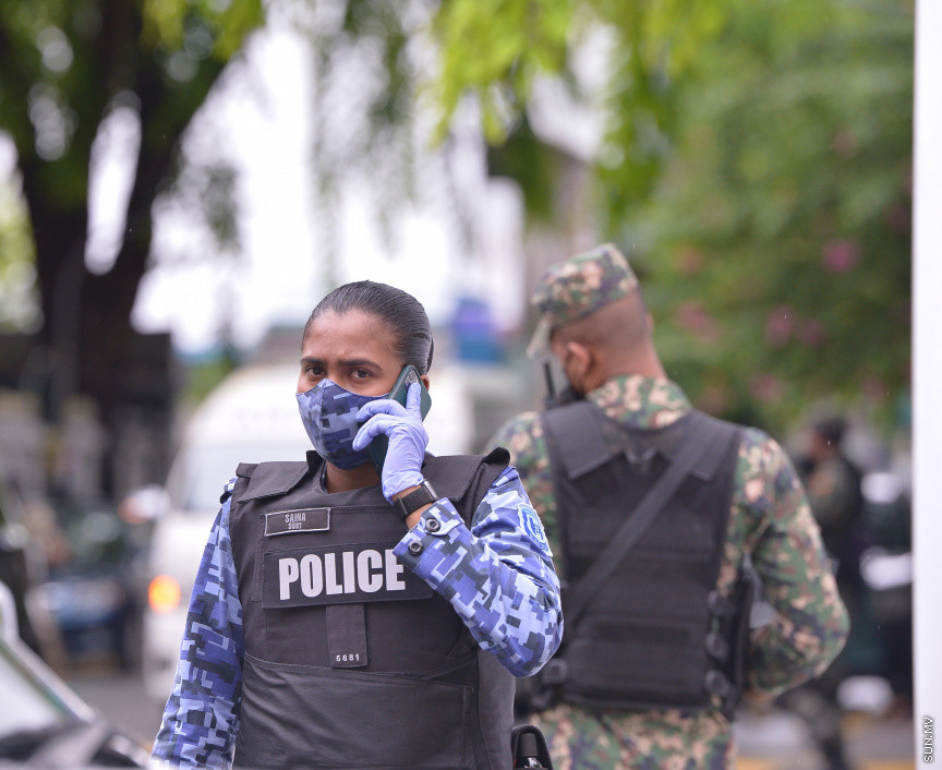މެއި 13، 2021: ކުރީގެ ރައީސް އަދި މަޖިލިސް ރައީސް މުހައްމަދު ނަޝީދު ހަފްތާްއައަކަށް އޭޑީކޭގައި ފަރުވާ ހޯދުމަށްފަހު، އިތުރު ފަރުވާއަށް ޖަރުމަނަށް ފުރުން: އެމަނިކުފާނު ހޮސްޕިޓަރުން އެއާޕޯޓަށް ވަޑައިގެންނެވީ ވަރުގަދަ ސެކިއުރިޓީއަކާއެކު --- ސަން ފޮޓޯ/ މުހައްމަދު މުޒައްޔިން ނާޒިމް