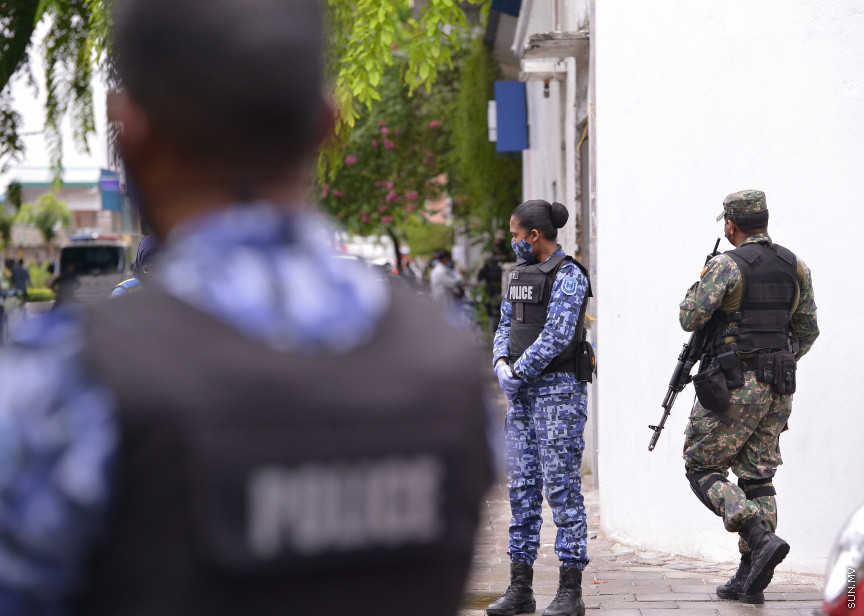 މެއި 13، 2021: ކުރީގެ ރައީސް އަދި މަޖިލިސް ރައީސް މުހައްމަދު ނަޝީދު ހަފްތާްއައަކަށް އޭޑީކޭގައި ފަރުވާ ހޯދުމަށްފަހު، އިތުރު ފަރުވާއަށް ޖަރުމަނަށް ފުރުން: އެމަނިކުފާނު ހޮސްޕިޓަރުން އެއާޕޯޓަށް ވަޑައިގެންނެވީ ވަރުގަދަ ސެކިއުރިޓީއަކާއެކު --- ސަން ފޮޓޯ/ މުހައްމަދު މުޒައްޔިން ނާޒިމް