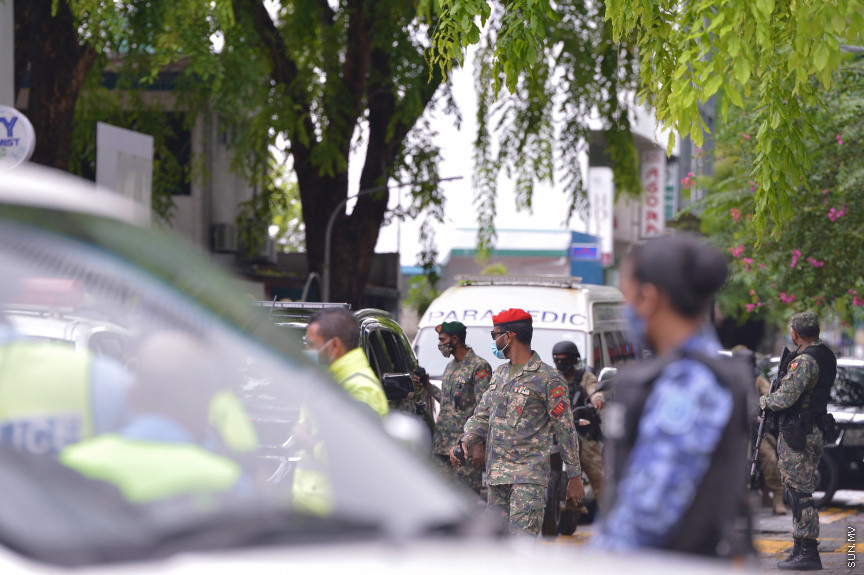 މެއި 13، 2021: ކުރީގެ ރައީސް އަދި މަޖިލިސް ރައީސް މުހައްމަދު ނަޝީދު ހަފްތާްއައަކަށް އޭޑީކޭގައި ފަރުވާ ހޯދުމަށްފަހު، އިތުރު ފަރުވާއަށް ޖަރުމަނަށް ފުރުން: އެމަނިކުފާނު ހޮސްޕިޓަރުން އެއާޕޯޓަށް ވަޑައިގެންނެވީ ވަރުގަދަ ސެކިއުރިޓީއަކާއެކު --- ސަން ފޮޓޯ/ މުހައްމަދު މުޒައްޔިން ނާޒިމް
