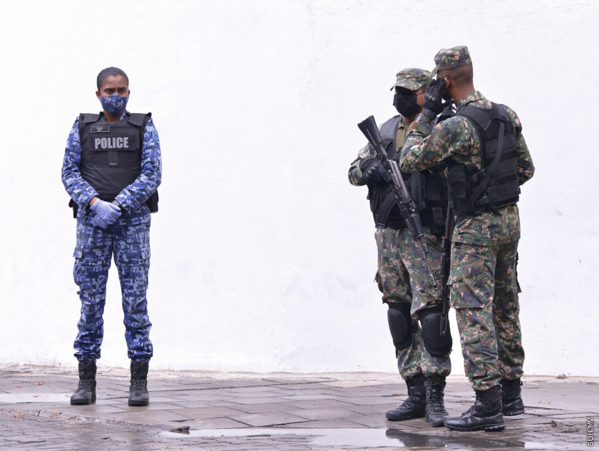 މެއި 13، 2021: ކުރީގެ ރައީސް އަދި މަޖިލިސް ރައީސް މުހައްމަދު ނަޝީދު ހަފްތާްއައަކަށް އޭޑީކޭގައި ފަރުވާ ހޯދުމަށްފަހު، އިތުރު ފަރުވާއަށް ޖަރުމަނަށް ފުރުން: އެމަނިކުފާނު ހޮސްޕިޓަރުން އެއާޕޯޓަށް ވަޑައިގެންނެވީ ވަރުގަދަ ސެކިއުރިޓީއަކާއެކު --- ސަން ފޮޓޯ/ މުހައްމަދު މުޒައްޔިން ނާޒިމް