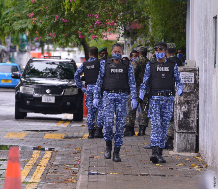 މެއި 13، 2021: ކުރީގެ ރައީސް އަދި މަޖިލިސް ރައީސް މުހައްމަދު ނަޝީދު ހަފްތާްއައަކަށް އޭޑީކޭގައި ފަރުވާ ހޯދުމަށްފަހު، އިތުރު ފަރުވާއަށް ޖަރުމަނަށް ފުރުން: އެމަނިކުފާނު ހޮސްޕިޓަރުން އެއާޕޯޓަށް ވަޑައިގެންނެވީ ވަރުގަދަ ސެކިއުރިޓީއަކާއެކު --- ސަން ފޮޓޯ/ މުހައްމަދު މުޒައްޔިން ނާޒިމް