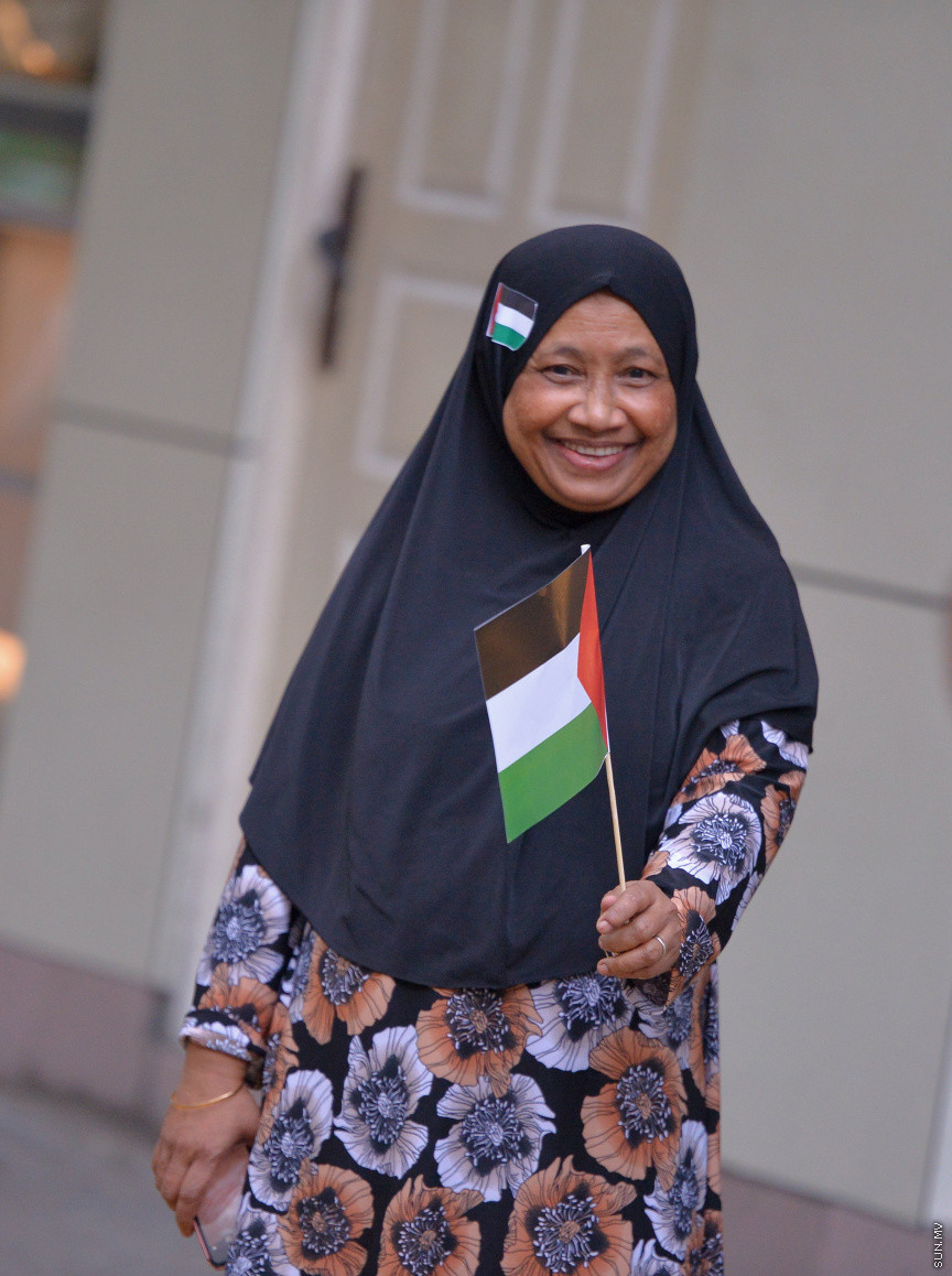 މެއި 19، 2021: ދިވެހީން ތިބީ ފަލަސްތީނާއެކުކަން ހާމަކުރުމުގެ ގޮތުން މުޅި މާލެތެރޭގައި ފަލަސްތީނުގެ ދިދަ: ދުނިޔޭގެ އެހެން ގައުމުތަކުން ފަލަސްތީނާއެކު ތިބިކަން ހާމަކޮށް އެއްވުންތައް ބޭއްވި ނަމަވެސް ކޮވިޑް ކާފިއުއާ ގުޅިގެން މާލޭގައި މިކަން ކުރީ އެމީހެއްގެ އަމިއްލަ ގޭގައި ތިބެގެން ފަލަސްތީނު ދިދަ ވިހުރުވައިގެން. އެހެން ނަމަވެސް މަދުމަދުން މަގުމައްޗަށް  ބައެއް މީހުން ނުކުމެ ޝުއޫރު ފާޅުކުރި --- ސަން ފޮޓޯ/ މުހައްމަދު މުޒައްޔިން ނާޒިމް