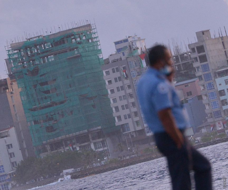 މެއި 19، 2021: ދިވެހީން ތިބީ ފަލަސްތީނާއެކުކަން ހާމަކުރުމުގެ ގޮތުން މުޅި މާލެތެރޭގައި ފަލަސްތީނުގެ ދިދަ: ދުނިޔޭގެ އެހެން ގައުމުތަކުން ފަލަސްތީނާއެކު ތިބިކަން ހާމަކޮށް އެއްވުންތައް ބޭއްވި ނަމަވެސް ކޮވިޑް ކާފިއުއާ ގުޅިގެން މާލޭގައި މިކަން ކުރީ އެމީހެއްގެ އަމިއްލަ ގޭގައި ތިބެގެން ފަލަސްތީނު ދިދަ ވިހުރުވައިގެން. އެހެން ނަމަވެސް މަދުމަދުން މަގުމައްޗަށް  ބައެއް މީހުން ނުކުމެ ޝުއޫރު ފާޅުކުރި --- ސަން ފޮޓޯ/ މުހައްމަދު މުޒައްޔިން ނާޒިމް