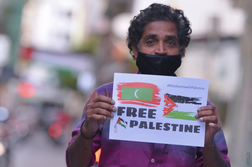 މެއި 19، 2021: ދިވެހީން ތިބީ ފަލަސްތީނާއެކުކަން ހާމަކުރުމުގެ ގޮތުން މުޅި މާލެތެރޭގައި ފަލަސްތީނުގެ ދިދަ: ދުނިޔޭގެ އެހެން ގައުމުތަކުން ފަލަސްތީނާއެކު ތިބިކަން ހާމަކޮށް އެއްވުންތައް ބޭއްވި ނަމަވެސް ކޮވިޑް ކާފިއުއާ ގުޅިގެން މާލޭގައި މިކަން ކުރީ އެމީހެއްގެ އަމިއްލަ ގޭގައި ތިބެގެން ފަލަސްތީނު ދިދަ ވިހުރުވައިގެން. އެހެން ނަމަވެސް މަދުމަދުން މަގުމައްޗަށް  ބައެއް މީހުން ނުކުމެ ޝުއޫރު ފާޅުކުރި --- ސަން ފޮޓޯ/ މުހައްމަދު މުޒައްޔިން ނާޒިމް