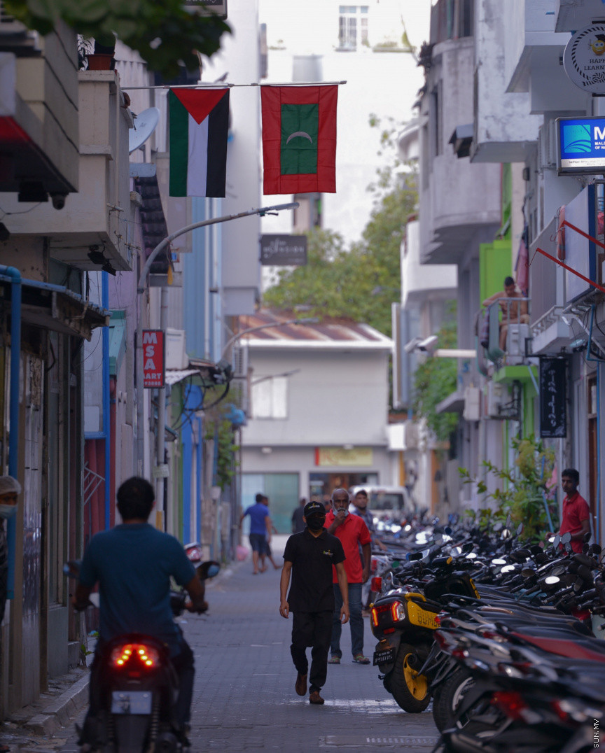 މެއި 19، 2021: ދިވެހީން ތިބީ ފަލަސްތީނާއެކުކަން ހާމަކުރުމުގެ ގޮތުން މުޅި މާލެތެރޭގައި ފަލަސްތީނުގެ ދިދަ: ދުނިޔޭގެ އެހެން ގައުމުތަކުން ފަލަސްތީނާއެކު ތިބިކަން ހާމަކޮށް އެއްވުންތައް ބޭއްވި ނަމަވެސް ކޮވިޑް ކާފިއުއާ ގުޅިގެން މާލޭގައި މިކަން ކުރީ އެމީހެއްގެ އަމިއްލަ ގޭގައި ތިބެގެން ފަލަސްތީނު ދިދަ ވިހުރުވައިގެން. އެހެން ނަމަވެސް މަދުމަދުން މަގުމައްޗަށް  ބައެއް މީހުން ނުކުމެ ޝުއޫރު ފާޅުކުރި --- ސަން ފޮޓޯ/ މުހައްމަދު މުޒައްޔިން ނާޒިމް