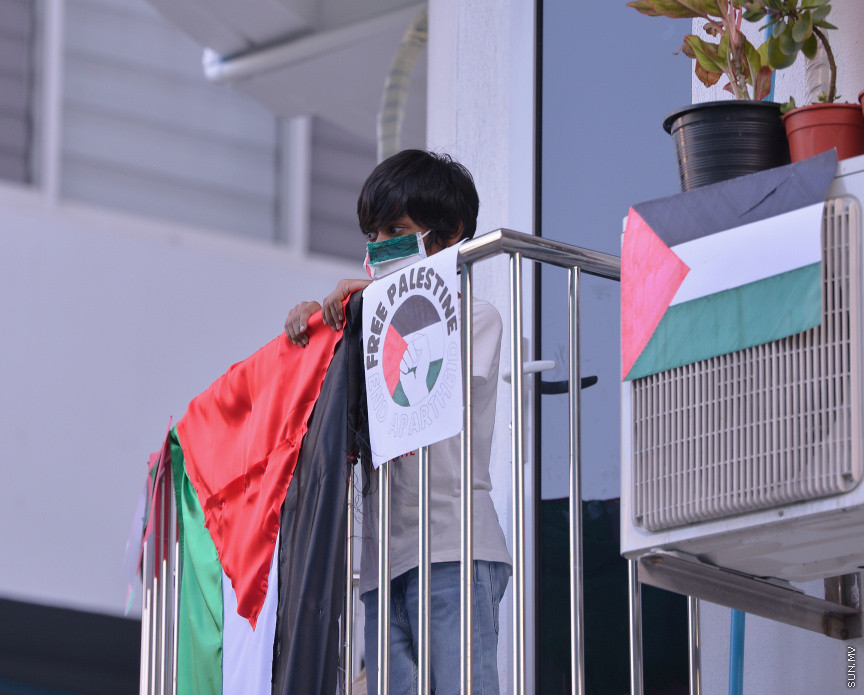 މެއި 19، 2021: ދިވެހީން ތިބީ ފަލަސްތީނާއެކުކަން ހާމަކުރުމުގެ ގޮތުން މުޅި މާލެތެރޭގައި ފަލަސްތީނުގެ ދިދަ: ދުނިޔޭގެ އެހެން ގައުމުތަކުން ފަލަސްތީނާއެކު ތިބިކަން ހާމަކޮށް އެއްވުންތައް ބޭއްވި ނަމަވެސް ކޮވިޑް ކާފިއުއާ ގުޅިގެން މާލޭގައި މިކަން ކުރީ އެމީހެއްގެ އަމިއްލަ ގޭގައި ތިބެގެން ފަލަސްތީނު ދިދަ ވިހުރުވައިގެން. އެހެން ނަމަވެސް މަދުމަދުން މަގުމައްޗަށް  ބައެއް މީހުން ނުކުމެ ޝުއޫރު ފާޅުކުރި --- ސަން ފޮޓޯ/ މުހައްމަދު މުޒައްޔިން ނާޒިމް