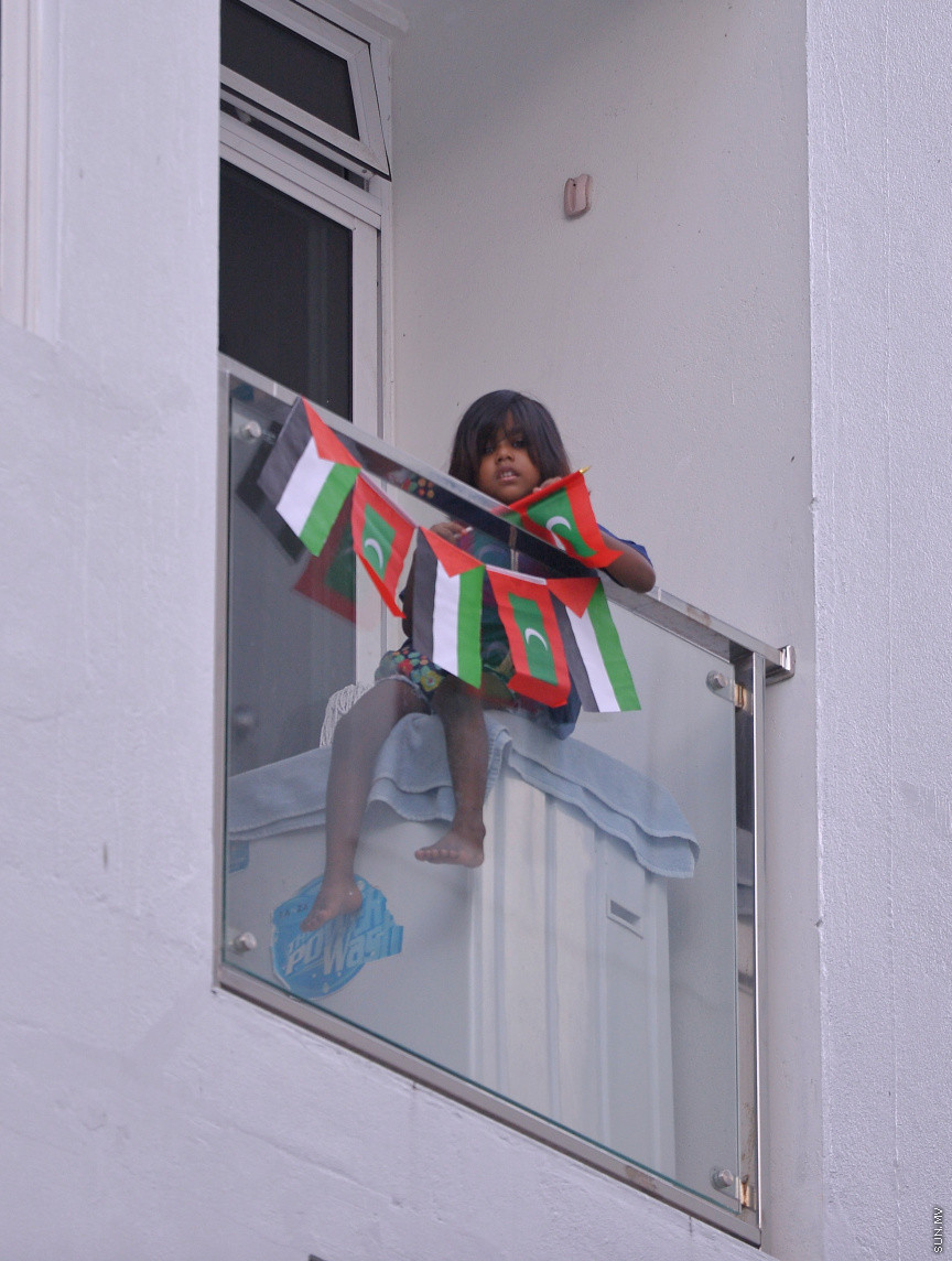 މެއި 19، 2021: ދިވެހީން ތިބީ ފަލަސްތީނާއެކުކަން ހާމަކުރުމުގެ ގޮތުން މުޅި މާލެތެރޭގައި ފަލަސްތީނުގެ ދިދަ: ދުނިޔޭގެ އެހެން ގައުމުތަކުން ފަލަސްތީނާއެކު ތިބިކަން ހާމަކޮށް އެއްވުންތައް ބޭއްވި ނަމަވެސް ކޮވިޑް ކާފިއުއާ ގުޅިގެން މާލޭގައި މިކަން ކުރީ އެމީހެއްގެ އަމިއްލަ ގޭގައި ތިބެގެން ފަލަސްތީނު ދިދަ ވިހުރުވައިގެން. އެހެން ނަމަވެސް މަދުމަދުން މަގުމައްޗަށް  ބައެއް މީހުން ނުކުމެ ޝުއޫރު ފާޅުކުރި --- ސަން ފޮޓޯ/ މުހައްމަދު މުޒައްޔިން ނާޒިމް