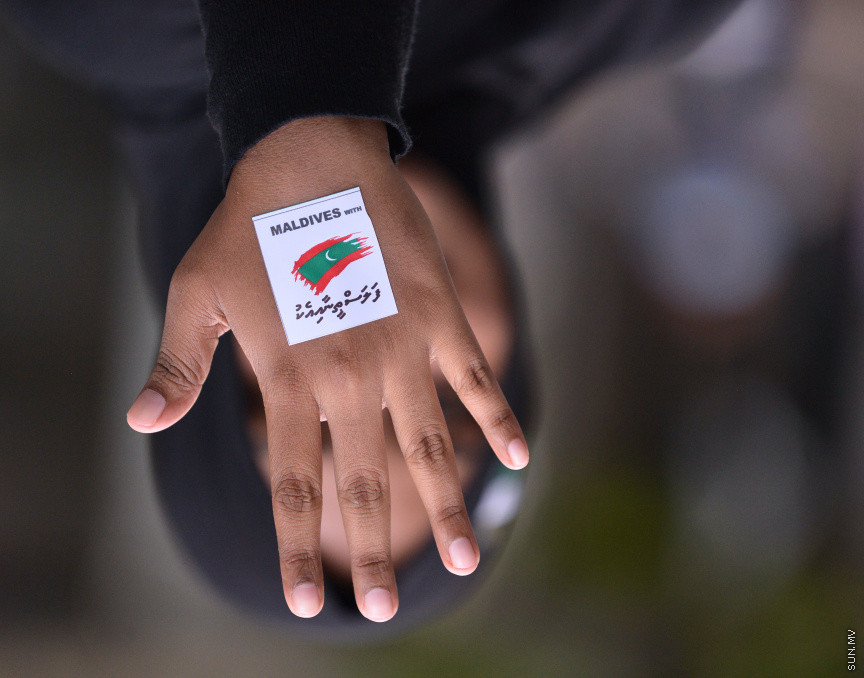 މެއި 19، 2021، ދިވެހީން ތިބީ ފަލަސްތީނާއެކުކަން ހާމަކުރުމުގެ ގޮތުން މުޅި މާލެތެރޭގައި ފަލަސްތީނުގެ ދިދަ: ދުނިޔޭގެ އެހެން ގައުމުތަކުން ފަލަސްތީނާއެކު ތިބިކަން ހާމަކޮށް އެއްވުންތައް ބޭއްވި ނަމަވެސް ކޮވިޑް ކާފިއުއާ ގުޅިގެން މާލޭގައި މިކަން ކުރީ އެމީހެއްގެ އަމިއްލަ ގޭގައި ތިބެގެން ފަލަސްތީނު ދިދަ ވިހުރުވައިގެން. އެހެން ނަމަވެސް މަދުމަދުން މަގުމައްޗަށް  ބައެއް މީހުން ނުކުމެ ޝުއޫރު ފާޅުކުރި --- ސަން ފޮޓޯ/ މުހައްމަދު މުޒައްޔިން ނާޒިމް