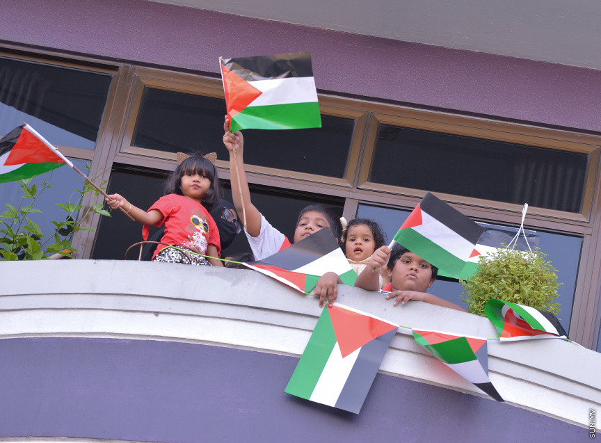 މެއި 19، 2021: ދިވެހީން ތިބީ ފަލަސްތީނާއެކުކަން ހާމަކުރުމުގެ ގޮތުން މުޅި މާލެތެރޭގައި ފަލަސްތީނުގެ ދިދަ: ދުނިޔޭގެ އެހެން ގައުމުތަކުން ފަލަސްތީނާއެކު ތިބިކަން ހާމަކޮށް އެއްވުންތައް ބޭއްވި ނަމަވެސް ކޮވިޑް ކާފިއުއާ ގުޅިގެން މާލޭގައި މިކަން ކުރީ އެމީހެއްގެ އަމިއްލަ ގޭގައި ތިބެގެން ފަލަސްތީނު ދިދަ ވިހުރުވައިގެން. އެހެން ނަމަވެސް މަދުމަދުން މަގުމައްޗަށް  ބައެއް މީހުން ނުކުމެ ޝުއޫރު ފާޅުކުރި --- ސަން ފޮޓޯ/ މުހައްމަދު މުޒައްޔިން ނާޒިމް