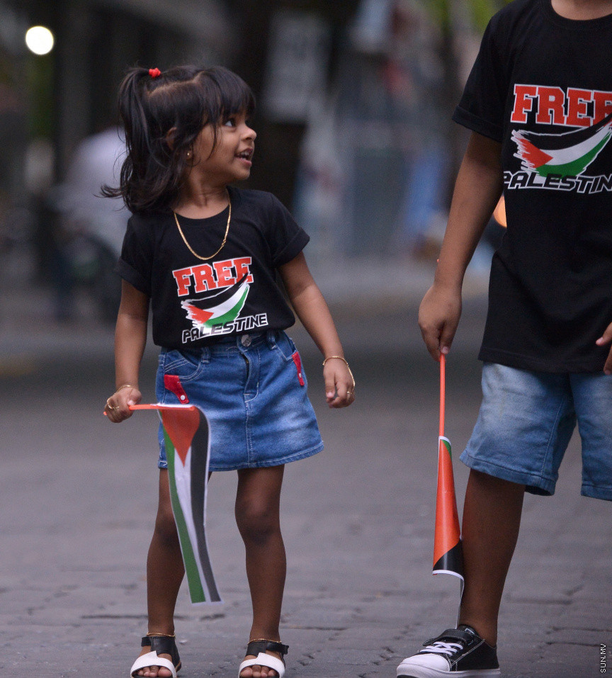 މެއި 19، 2021: ދިވެހީން ތިބީ ފަލަސްތީނާއެކުކަން ހާމަކުރުމުގެ ގޮތުން މުޅި މާލެތެރޭގައި ފަލަސްތީނުގެ ދިދަ: ދުނިޔޭގެ އެހެން ގައުމުތަކުން ފަލަސްތީނާއެކު ތިބިކަން ހާމަކޮށް އެއްވުންތައް ބޭއްވި ނަމަވެސް ކޮވިޑް ކާފިއުއާ ގުޅިގެން މާލޭގައި މިކަން ކުރީ އެމީހެއްގެ އަމިއްލަ ގޭގައި ތިބެގެން ފަލަސްތީނު ދިދަ ވިހުރުވައިގެން. އެހެން ނަމަވެސް މަދުމަދުން މަގުމައްޗަށް  ބައެއް މީހުން ނުކުމެ ޝުއޫރު ފާޅުކުރި --- ސަން ފޮޓޯ/ މުހައްމަދު މުޒައްޔިން ނާޒިމް