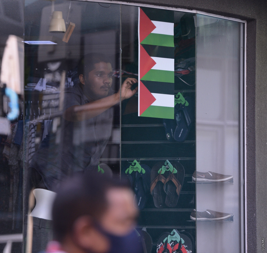 މެއި 19، 2021: ދިވެހީން ތިބީ ފަލަސްތީނާއެކުކަން ހާމަކުރުމުގެ ގޮތުން މުޅި މާލެތެރޭގައި ފަލަސްތީނުގެ ދިދަ: ދުނިޔޭގެ އެހެން ގައުމުތަކުން ފަލަސްތީނާއެކު ތިބިކަން ހާމަކޮށް އެއްވުންތައް ބޭއްވި ނަމަވެސް ކޮވިޑް ކާފިއުއާ ގުޅިގެން މާލޭގައި މިކަން ކުރީ އެމީހެއްގެ އަމިއްލަ ގޭގައި ތިބެގެން ފަލަސްތީނު ދިދަ ވިހުރުވައިގެން. އެހެން ނަމަވެސް މަދުމަދުން މަގުމައްޗަށް  ބައެއް މީހުން ނުކުމެ ޝުއޫރު ފާޅުކުރި --- ސަން ފޮޓޯ/ މުހައްމަދު މުޒައްޔިން ނާޒިމް