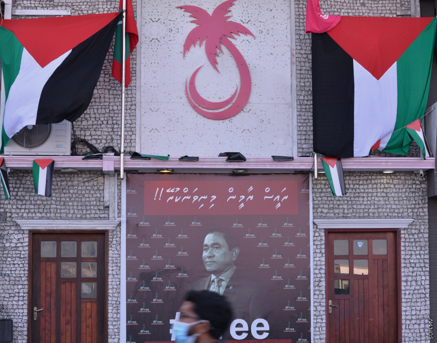 މެއި 19، 2021: ދިވެހީން ތިބީ ފަލަސްތީނާއެކުކަން ހާމަކުރުމުގެ ގޮތުން މުޅި މާލެތެރޭގައި ފަލަސްތީނުގެ ދިދަ: ދުނިޔޭގެ އެހެން ގައުމުތަކުން ފަލަސްތީނާއެކު ތިބިކަން ހާމަކޮށް އެއްވުންތައް ބޭއްވި ނަމަވެސް ކޮވިޑް ކާފިއުއާ ގުޅިގެން މާލޭގައި މިކަން ކުރީ އެމީހެއްގެ އަމިއްލަ ގޭގައި ތިބެގެން ފަލަސްތީނު ދިދަ ވިހުރުވައިގެން. އެހެން ނަމަވެސް މަދުމަދުން މަގުމައްޗަށް  ބައެއް މީހުން ނުކުމެ ޝުއޫރު ފާޅުކުރި --- ސަން ފޮޓޯ/ މުހައްމަދު މުޒައްޔިން ނާޒިމް