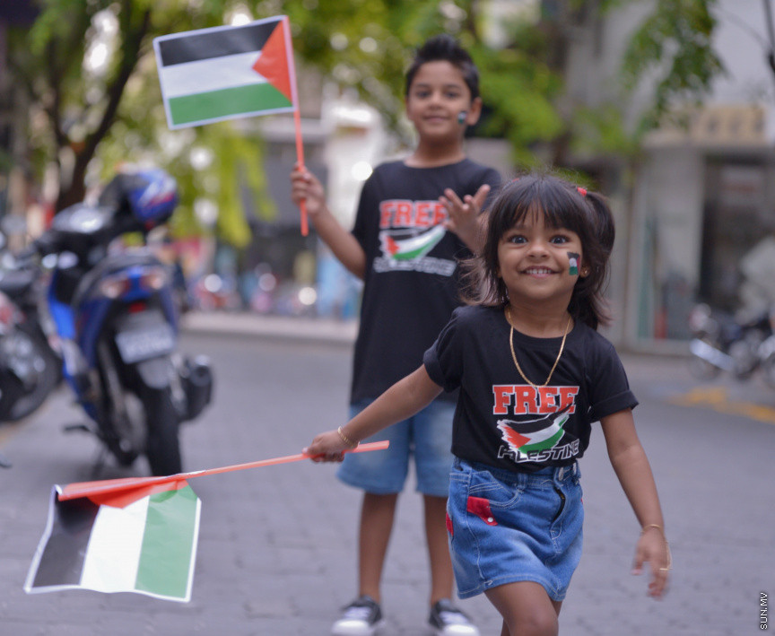 މެއި 19، 2021: ދިވެހީން ތިބީ ފަލަސްތީނާއެކުކަން ހާމަކުރުމުގެ ގޮތުން މުޅި މާލެތެރޭގައި ފަލަސްތީނުގެ ދިދަ: ދުނިޔޭގެ އެހެން ގައުމުތަކުން ފަލަސްތީނާއެކު ތިބިކަން ހާމަކޮށް އެއްވުންތައް ބޭއްވި ނަމަވެސް ކޮވިޑް ކާފިއުއާ ގުޅިގެން މާލޭގައި މިކަން ކުރީ އެމީހެއްގެ އަމިއްލަ ގޭގައި ތިބެގެން ފަލަސްތީނު ދިދަ ވިހުރުވައިގެން. އެހެން ނަމަވެސް މަދުމަދުން މަގުމައްޗަށް  ބައެއް މީހުން ނުކުމެ ޝުއޫރު ފާޅުކުރި --- ސަން ފޮޓޯ/ މުހައްމަދު މުޒައްޔިން ނާޒިމް