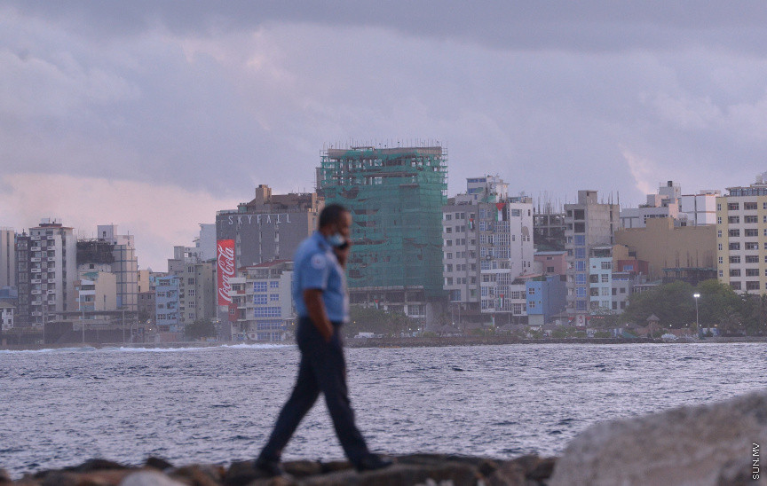 މެއި 19، 2021: ދިވެހީން ތިބީ ފަލަސްތީނާއެކުކަން ހާމަކުރުމުގެ ގޮތުން މުޅި މާލެތެރޭގައި ފަލަސްތީނުގެ ދިދަ: ދުނިޔޭގެ އެހެން ގައުމުތަކުން ފަލަސްތީނާއެކު ތިބިކަން ހާމަކޮށް އެއްވުންތައް ބޭއްވި ނަމަވެސް ކޮވިޑް ކާފިއުއާ ގުޅިގެން މާލޭގައި މިކަން ކުރީ އެމީހެއްގެ އަމިއްލަ ގޭގައި ތިބެގެން ފަލަސްތީނު ދިދަ ވިހުރުވައިގެން. އެހެން ނަމަވެސް މަދުމަދުން މަގުމައްޗަށް  ބައެއް މީހުން ނުކުމެ ޝުއޫރު ފާޅުކުރި --- ސަން ފޮޓޯ/ މުހައްމަދު މުޒައްޔިން ނާޒިމް