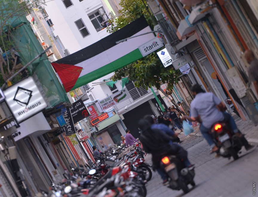 މެއި 19، 2021: ދިވެހީން ތިބީ ފަލަސްތީނާއެކުކަން ހާމަކުރުމުގެ ގޮތުން މުޅި މާލެތެރޭގައި ފަލަސްތީނުގެ ދިދަ: ދުނިޔޭގެ އެހެން ގައުމުތަކުން ފަލަސްތީނާއެކު ތިބިކަން ހާމަކޮށް އެއްވުންތައް ބޭއްވި ނަމަވެސް ކޮވިޑް ކާފިއުއާ ގުޅިގެން މާލޭގައި މިކަން ކުރީ އެމީހެއްގެ އަމިއްލަ ގޭގައި ތިބެގެން ފަލަސްތީނު ދިދަ ވިހުރުވައިގެން. އެހެން ނަމަވެސް މަދުމަދުން މަގުމައްޗަށް  ބައެއް މީހުން ނުކުމެ ޝުއޫރު ފާޅުކުރި --- ސަން ފޮޓޯ/ މުހައްމަދު މުޒައްޔިން ނާޒިމް