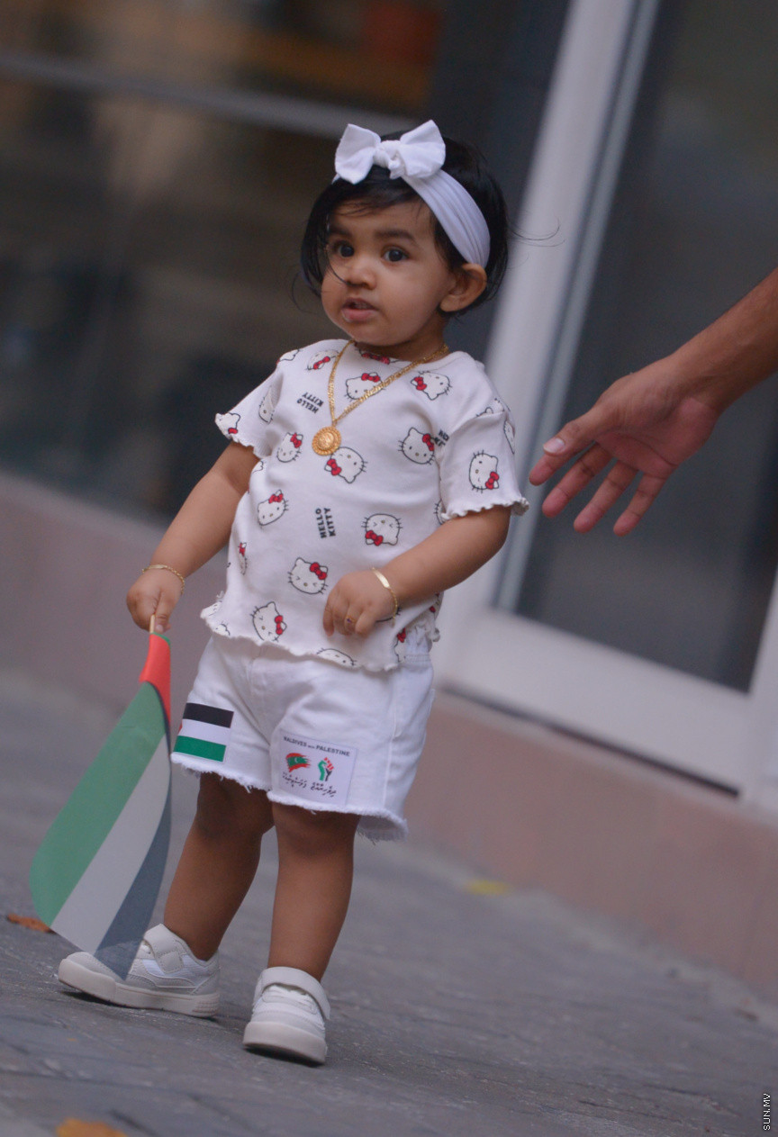 މެއި 19، 2021: ދިވެހީން ތިބީ ފަލަސްތީނާއެކުކަން ހާމަކުރުމުގެ ގޮތުން މުޅި މާލެތެރޭގައި ފަލަސްތީނުގެ ދިދަ: ދުނިޔޭގެ އެހެން ގައުމުތަކުން ފަލަސްތީނާއެކު ތިބިކަން ހާމަކޮށް އެއްވުންތައް ބޭއްވި ނަމަވެސް ކޮވިޑް ކާފިއުއާ ގުޅިގެން މާލޭގައި މިކަން ކުރީ އެމީހެއްގެ އަމިއްލަ ގޭގައި ތިބެގެން ފަލަސްތީނު ދިދަ ވިހުރުވައިގެން. އެހެން ނަމަވެސް މަދުމަދުން މަގުމައްޗަށް  ބައެއް މީހުން ނުކުމެ ޝުއޫރު ފާޅުކުރި --- ސަން ފޮޓޯ/ މުހައްމަދު މުޒައްޔިން ނާޒިމް