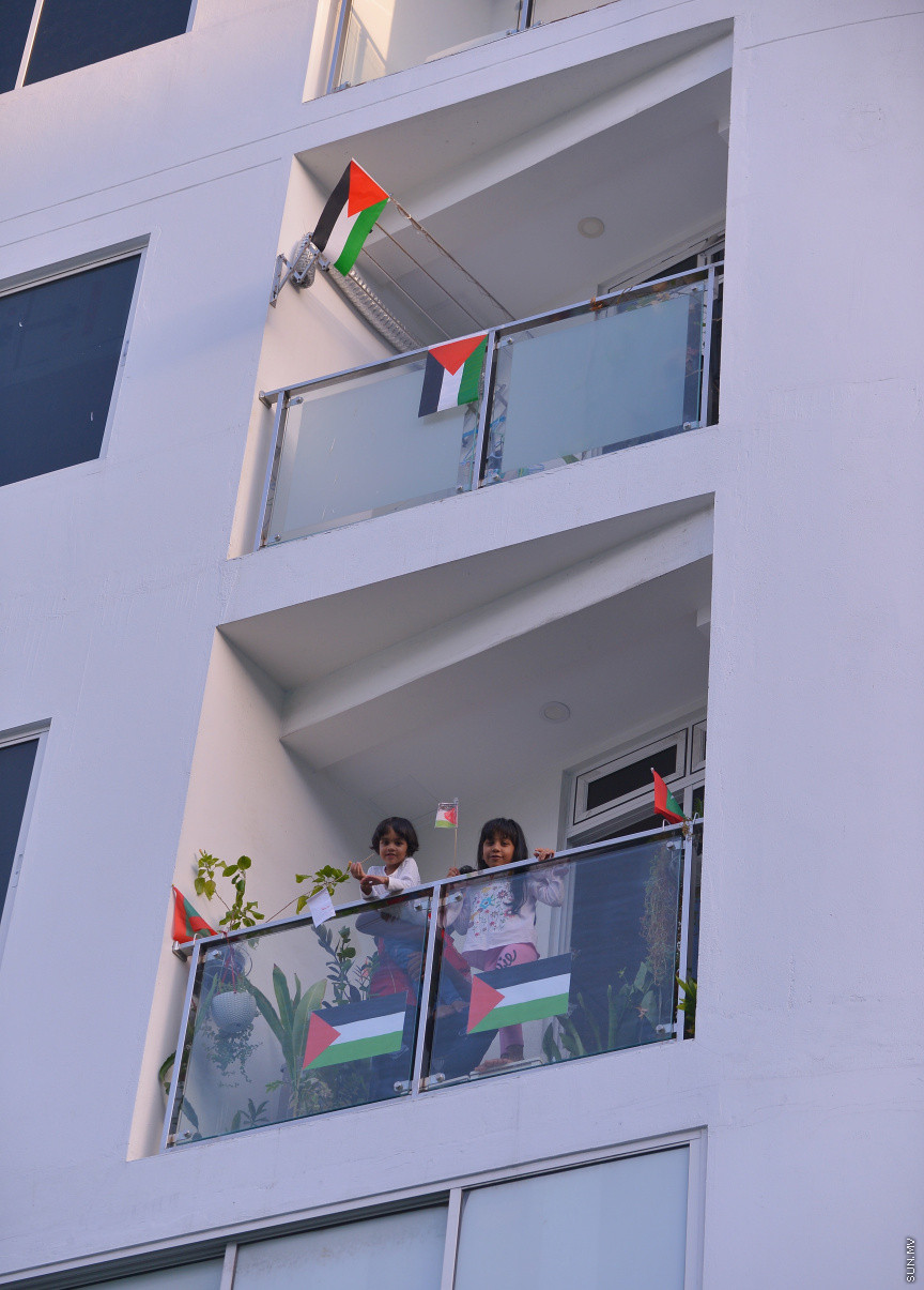 މެއި 19، 2021: ދިވެހީން ތިބީ ފަލަސްތީނާއެކުކަން ހާމަކުރުމުގެ ގޮތުން މުޅި މާލެތެރޭގައި ފަލަސްތީނުގެ ދިދަ: ދުނިޔޭގެ އެހެން ގައުމުތަކުން ފަލަސްތީނާއެކު ތިބިކަން ހާމަކޮށް އެއްވުންތައް ބޭއްވި ނަމަވެސް ކޮވިޑް ކާފިއުއާ ގުޅިގެން މާލޭގައި މިކަން ކުރީ އެމީހެއްގެ އަމިއްލަ ގޭގައި ތިބެގެން ފަލަސްތީނު ދިދަ ވިހުރުވައިގެން. އެހެން ނަމަވެސް މަދުމަދުން މަގުމައްޗަށް  ބައެއް މީހުން ނުކުމެ ޝުއޫރު ފާޅުކުރި --- ސަން ފޮޓޯ/ މުހައްމަދު މުޒައްޔިން ނާޒިމް