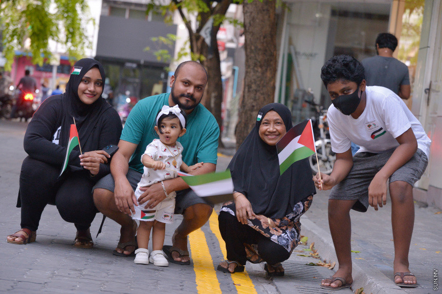 މެއި 19، 2021: ދިވެހީން ތިބީ ފަލަސްތީނާއެކުކަން ހާމަކުރުމުގެ ގޮތުން މުޅި މާލެތެރޭގައި ފަލަސްތީނުގެ ދިދަ: ދުނިޔޭގެ އެހެން ގައުމުތަކުން ފަލަސްތީނާއެކު ތިބިކަން ހާމަކޮށް އެއްވުންތައް ބޭއްވި ނަމަވެސް ކޮވިޑް ކާފިއުއާ ގުޅިގެން މާލޭގައި މިކަން ކުރީ އެމީހެއްގެ އަމިއްލަ ގޭގައި ތިބެގެން ފަލަސްތީނު ދިދަ ވިހުރުވައިގެން. އެހެން ނަމަވެސް މަދުމަދުން މަގުމައްޗަށް  ބައެއް މީހުން ނުކުމެ ޝުއޫރު ފާޅުކުރި --- ސަން ފޮޓޯ/ މުހައްމަދު މުޒައްޔިން ނާޒިމް