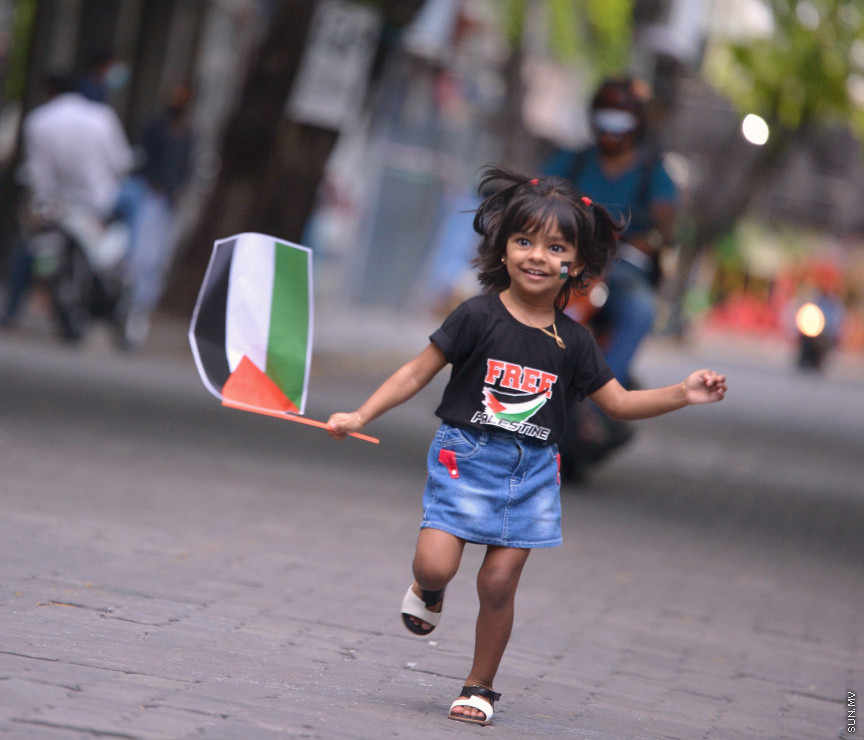 މެއި 19، 2021: ދިވެހީން ތިބީ ފަލަސްތީނާއެކުކަން ހާމަކުރުމުގެ ގޮތުން މުޅި މާލެތެރޭގައި ފަލަސްތީނުގެ ދިދަ: ދުނިޔޭގެ އެހެން ގައުމުތަކުން ފަލަސްތީނާއެކު ތިބިކަން ހާމަކޮށް އެއްވުންތައް ބޭއްވި ނަމަވެސް ކޮވިޑް ކާފިއުއާ ގުޅިގެން މާލޭގައި މިކަން ކުރީ އެމީހެއްގެ އަމިއްލަ ގޭގައި ތިބެގެން ފަލަސްތީނު ދިދަ ވިހުރުވައިގެން. އެހެން ނަމަވެސް މަދުމަދުން މަގުމައްޗަށް  ބައެއް މީހުން ނުކުމެ ޝުއޫރު ފާޅުކުރި --- ސަން ފޮޓޯ/ މުހައްމަދު މުޒައްޔިން ނާޒިމް
