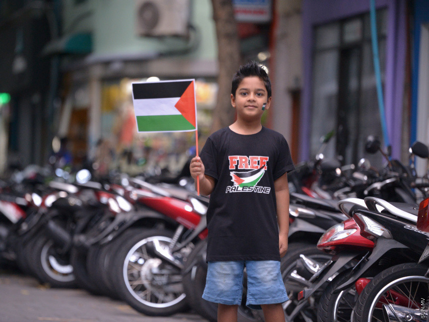 މެއި 19، 2021: ދިވެހީން ތިބީ ފަލަސްތީނާއެކުކަން ހާމަކުރުމުގެ ގޮތުން މުޅި މާލެތެރޭގައި ފަލަސްތީނުގެ ދިދަ: ދުނިޔޭގެ އެހެން ގައުމުތަކުން ފަލަސްތީނާއެކު ތިބިކަން ހާމަކޮށް އެއްވުންތައް ބޭއްވި ނަމަވެސް ކޮވިޑް ކާފިއުއާ ގުޅިގެން މާލޭގައި މިކަން ކުރީ އެމީހެއްގެ އަމިއްލަ ގޭގައި ތިބެގެން ފަލަސްތީނު ދިދަ ވިހުރުވައިގެން. އެހެން ނަމަވެސް މަދުމަދުން މަގުމައްޗަށް  ބައެއް މީހުން ނުކުމެ ޝުއޫރު ފާޅުކުރި --- ސަން ފޮޓޯ/ މުހައްމަދު މުޒައްޔިން ނާޒިމް