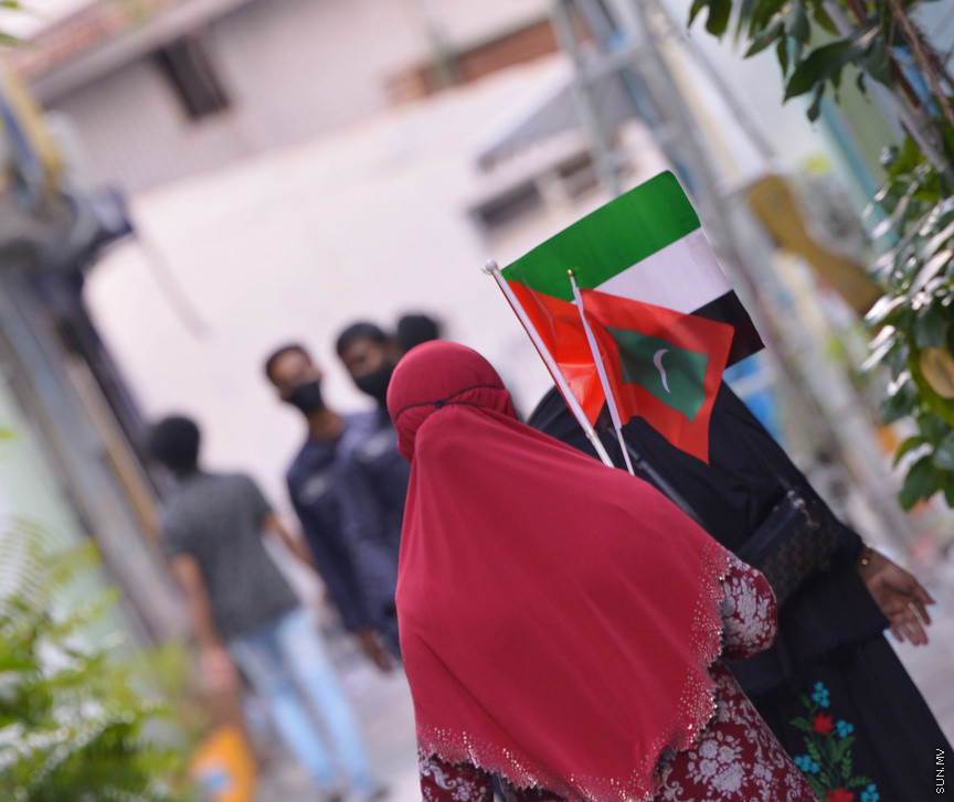 މެއި 19، 2021: ދިވެހީން ތިބީ ފަލަސްތީނާއެކުކަން ހާމަކުރުމުގެ ގޮތުން މުޅި މާލެތެރޭގައި ފަލަސްތީނުގެ ދިދަ: ދުނިޔޭގެ އެހެން ގައުމުތަކުން ފަލަސްތީނާއެކު ތިބިކަން ހާމަކޮށް އެއްވުންތައް ބޭއްވި ނަމަވެސް ކޮވިޑް ކާފިއުއާ ގުޅިގެން މާލޭގައި މިކަން ކުރީ އެމީހެއްގެ އަމިއްލަ ގޭގައި ތިބެގެން ފަލަސްތީނު ދިދަ ވިހުރުވައިގެން. އެހެން ނަމަވެސް މަދުމަދުން މަގުމައްޗަށް  ބައެއް މީހުން ނުކުމެ ޝުއޫރު ފާޅުކުރި --- ސަން ފޮޓޯ/ މުހައްމަދު މުޒައްޔިން ނާޒިމް