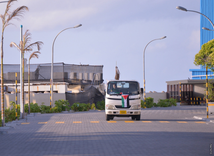 މެއި 19، 2021: ދިވެހީން ތިބީ ފަލަސްތީނާއެކުކަން ހާމަކުރުމުގެ ގޮތުން މުޅި މާލެތެރޭގައި ފަލަސްތީނުގެ ދިދަ: ދުނިޔޭގެ އެހެން ގައުމުތަކުން ފަލަސްތީނާއެކު ތިބިކަން ހާމަކޮށް އެއްވުންތައް ބޭއްވި ނަމަވެސް ކޮވިޑް ކާފިއުއާ ގުޅިގެން މާލޭގައި މިކަން ކުރީ އެމީހެއްގެ އަމިއްލަ ގޭގައި ތިބެގެން ފަލަސްތީނު ދިދަ ވިހުރުވައިގެން. އެހެން ނަމަވެސް މަދުމަދުން މަގުމައްޗަށް  ބައެއް މީހުން ނުކުމެ ޝުއޫރު ފާޅުކުރި --- ސަން ފޮޓޯ/ މުހައްމަދު މުޒައްޔިން ނާޒިމް