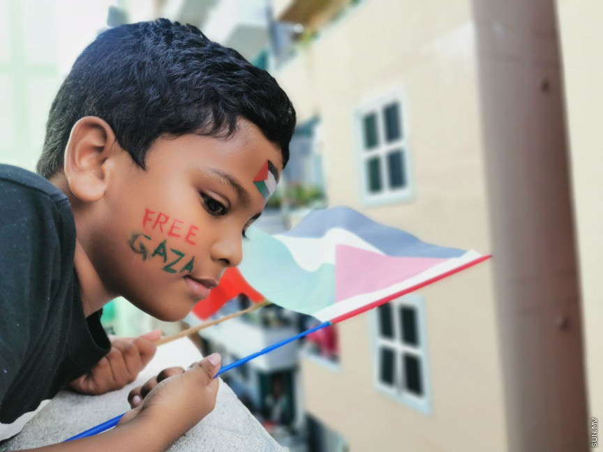 މެއި 19، 2021: ދިވެހީން ތިބީ ފަލަސްތީނާއެކުކަން ހާމަކުރުމުގެ ގޮތުން މުޅި މާލެތެރޭގައި ފަލަސްތީނުގެ ދިދަ: ދުނިޔޭގެ އެހެން ގައުމުތަކުން ފަލަސްތީނާއެކު ތިބިކަން ހާމަކޮށް އެއްވުންތައް ބޭއްވި ނަމަވެސް ކޮވިޑް ކާފިއުއާ ގުޅިގެން މާލޭގައި މިކަން ކުރީ އެމީހެއްގެ އަމިއްލަ ގޭގައި ތިބެގެން ފަލަސްތީނު ދިދަ ވިހުރުވައިގެން. އެހެން ނަމަވެސް މަދުމަދުން މަގުމައްޗަށް  ބައެއް މީހުން ނުކުމެ ޝުއޫރު ފާޅުކުރި --- ސަން ފޮޓޯ/ މުހައްމަދު މުޒައްޔިން ނާޒިމް