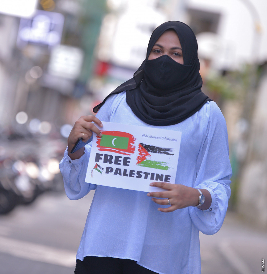 މެއި 19، 2021: ދިވެހީން ތިބީ ފަލަސްތީނާއެކުކަން ހާމަކުރުމުގެ ގޮތުން މުޅި މާލެތެރޭގައި ފަލަސްތީނުގެ ދިދަ: ދުނިޔޭގެ އެހެން ގައުމުތަކުން ފަލަސްތީނާއެކު ތިބިކަން ހާމަކޮށް އެއްވުންތައް ބޭއްވި ނަމަވެސް ކޮވިޑް ކާފިއުއާ ގުޅިގެން މާލޭގައި މިކަން ކުރީ އެމީހެއްގެ އަމިއްލަ ގޭގައި ތިބެގެން ފަލަސްތީނު ދިދަ ވިހުރުވައިގެން. އެހެން ނަމަވެސް މަދުމަދުން މަގުމައްޗަށް  ބައެއް މީހުން ނުކުމެ ޝުއޫރު ފާޅުކުރި --- ސަން ފޮޓޯ/ މުހައްމަދު މުޒައްޔިން ނާޒިމް