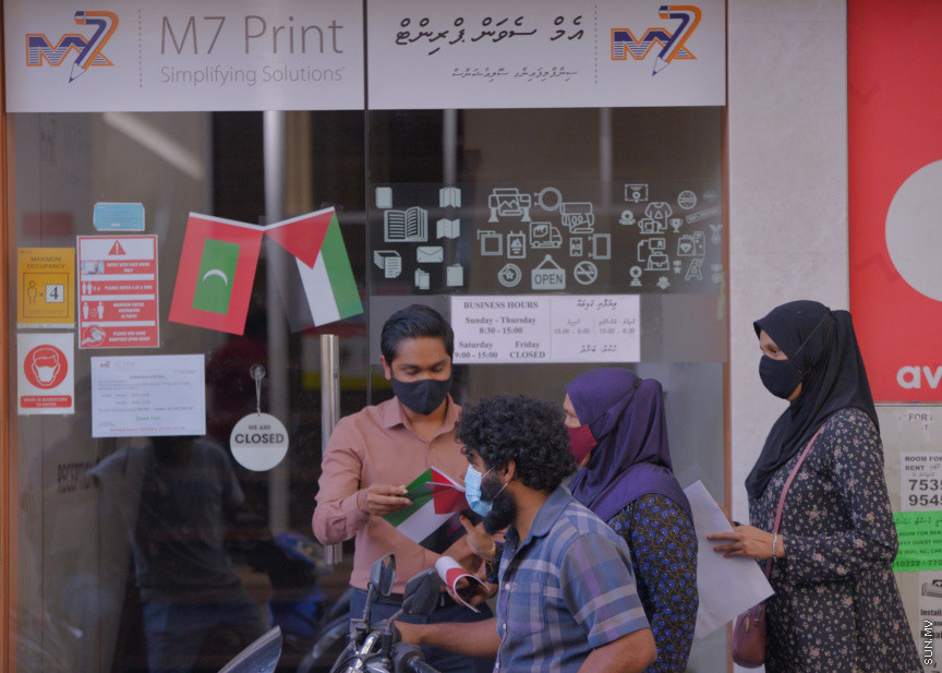 މެއި 19، 2021: ދިވެހީން ތިބީ ފަލަސްތީނާއެކުކަން ހާމަކުރުމުގެ ގޮތުން މުޅި މާލެތެރޭގައި ފަލަސްތީނުގެ ދިދަ: ދުނިޔޭގެ އެހެން ގައުމުތަކުން ފަލަސްތީނާއެކު ތިބިކަން ހާމަކޮށް އެއްވުންތައް ބޭއްވި ނަމަވެސް ކޮވިޑް ކާފިއުއާ ގުޅިގެން މާލޭގައި މިކަން ކުރީ އެމީހެއްގެ އަމިއްލަ ގޭގައި ތިބެގެން ފަލަސްތީނު ދިދަ ވިހުރުވައިގެން. އެހެން ނަމަވެސް މަދުމަދުން މަގުމައްޗަށް  ބައެއް މީހުން ނުކުމެ ޝުއޫރު ފާޅުކުރި --- ސަން ފޮޓޯ/ މުހައްމަދު މުޒައްޔިން ނާޒިމް