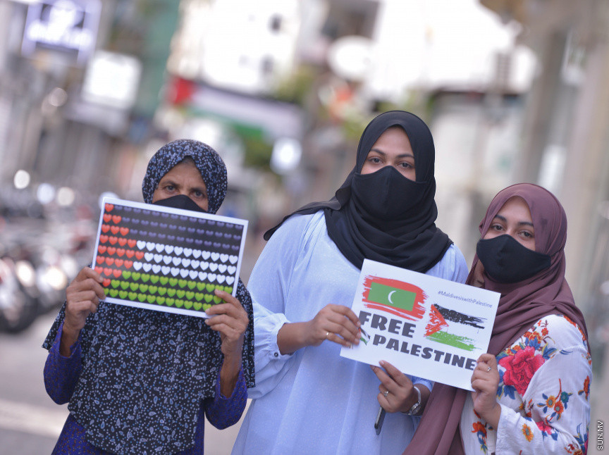 މެއި 19، 2021، ދިވެހީން ތިބީ ފަލަސްތީނާއެކުކަން ހާމަކުރުމުގެ ގޮތުން މުޅި މާލެތެރޭގައި ފަލަސްތީނުގެ ދިދަ: ދުނިޔޭގެ އެހެން ގައުމުތަކުން ފަލަސްތީނާއެކު ތިބިކަން ހާމަކޮށް އެއްވުންތައް ބޭއްވި ނަމަވެސް ކޮވިޑް ކާފިއުއާ ގުޅިގެން މާލޭގައި މިކަން ކުރީ އެމީހެއްގެ އަމިއްލަ ގޭގައި ތިބެގެން ފަލަސްތީނު ދިދަ ވިހުރުވައިގެން. އެހެން ނަމަވެސް މަދުމަދުން މަގުމައްޗަށް  ބައެއް މީހުން ނުކުމެ ޝުއޫރު ފާޅުކުރި --- ސަން ފޮޓޯ/ މުހައްމަދު މުޒައްޔިން ނާޒިމް