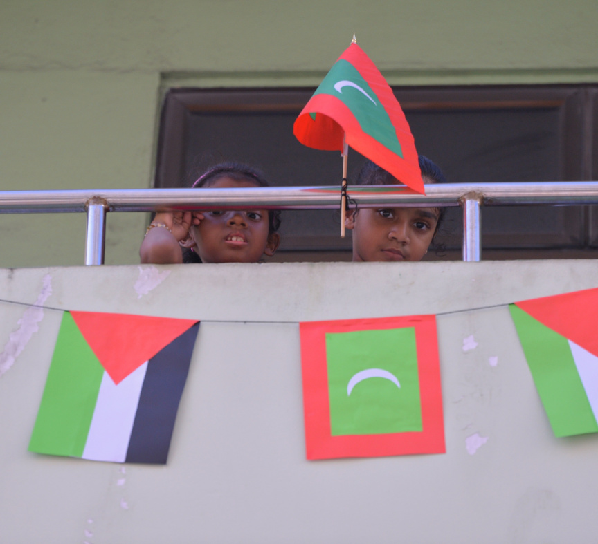 މެއި 19، 2021: ދިވެހީން ތިބީ ފަލަސްތީނާއެކުކަން ހާމަކުރުމުގެ ގޮތުން މުޅި މާލެތެރޭގައި ފަލަސްތީނުގެ ދިދަ: ދުނިޔޭގެ އެހެން ގައުމުތަކުން ފަލަސްތީނާއެކު ތިބިކަން ހާމަކޮށް އެއްވުންތައް ބޭއްވި ނަމަވެސް ކޮވިޑް ކާފިއުއާ ގުޅިގެން މާލޭގައި މިކަން ކުރީ އެމީހެއްގެ އަމިއްލަ ގޭގައި ތިބެގެން ފަލަސްތީނު ދިދަ ވިހުރުވައިގެން. އެހެން ނަމަވެސް މަދުމަދުން މަގުމައްޗަށް  ބައެއް މީހުން ނުކުމެ ޝުއޫރު ފާޅުކުރި --- ސަން ފޮޓޯ/ މުހައްމަދު މުޒައްޔިން ނާޒިމް