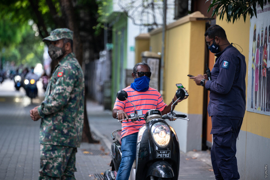 މޭ 21، 2021: ކޮވިޑް ކޭސްތައް ބޮޑުތަނުން އިތުރުވުމާއި ގުޅިގެން މާލޭ ސަރަހައްދުގައި އަޅާފައިވާ ހަރުކަށި ފިޔަވަޅުތައް ތަންފީސްކުރުމަށް، ކާފިއު ވަގުތު ސިފައިންނާއި ފުލުހުން ގުޅިގެން މަގުމަތަށް ބެލެހެއްޓުން -- ސަން ފޮޓޯ/ ފަޔާޒު މޫސާ