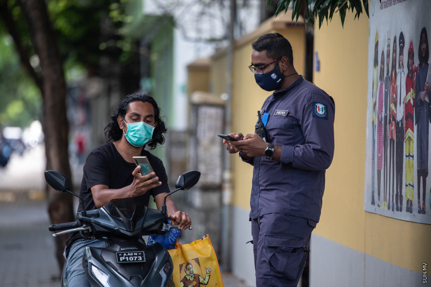 މޭ 21، 2021: ކޮވިޑް ކޭސްތައް ބޮޑުތަނުން އިތުރުވުމާއި ގުޅިގެން މާލޭ ސަރަހައްދުގައި އަޅާފައިވާ ހަރުކަށި ފިޔަވަޅުތައް ތަންފީސްކުރުމަށް، ކާފިއު ވަގުތު ސިފައިންނާއި ފުލުހުން ގުޅިގެން މަގުމަތަށް ބެލެހެއްޓުން -- ސަން ފޮޓޯ/ ފަޔާޒު މޫސާ