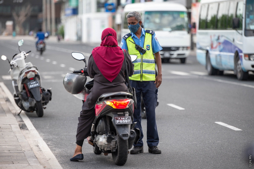 މޭ 21، 2021: ކޮވިޑް ކޭސްތައް ބޮޑުތަނުން އިތުރުވުމާއި ގުޅިގެން މާލޭ ސަރަހައްދުގައި އަޅާފައިވާ ހަރުކަށި ފިޔަވަޅުތައް ތަންފީސްކުރުމަށް، ކާފިއު ވަގުތު ސިފައިންނާއި ފުލުހުން ގުޅިގެން މަގުމަތަށް ބެލެހެއްޓުން -- ސަން ފޮޓޯ/ ފަޔާޒު މޫސާ