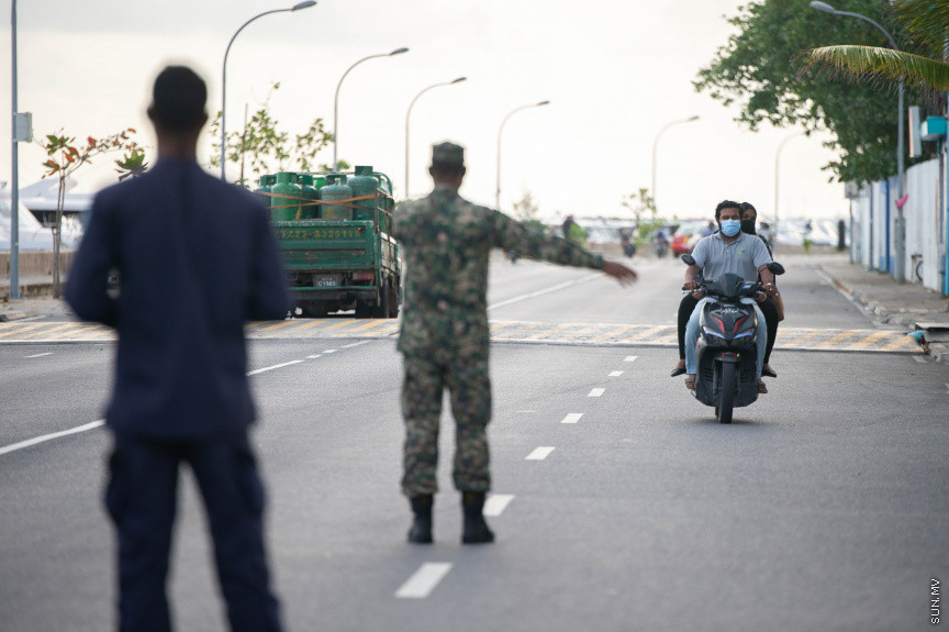 މޭ 21، 2021: ކޮވިޑް ކޭސްތައް ބޮޑުތަނުން އިތުރުވުމާއި ގުޅިގެން މާލޭ ސަރަހައްދުގައި އަޅާފައިވާ ހަރުކަށި ފިޔަވަޅުތައް ތަންފީސްކުރުމަށް، ކާފިއު ވަގުތު ސިފައިންނާއި ފުލުހުން ގުޅިގެން މަގުމަތަށް ބެލެހެއްޓުން -- ސަން ފޮޓޯ/ ފަޔާޒު މޫސާ