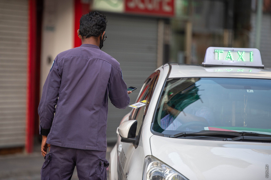 މޭ 21، 2021: ކޮވިޑް ކޭސްތައް ބޮޑުތަނުން އިތުރުވުމާއި ގުޅިގެން މާލޭ ސަރަހައްދުގައި އަޅާފައިވާ ހަރުކަށި ފިޔަވަޅުތައް ތަންފީސްކުރުމަށް، ކާފިއު ވަގުތު ސިފައިންނާއި ފުލުހުން ގުޅިގެން މަގުމަތަށް ބެލެހެއްޓުން -- ސަން ފޮޓޯ/ ފަޔާޒު މޫސާ
