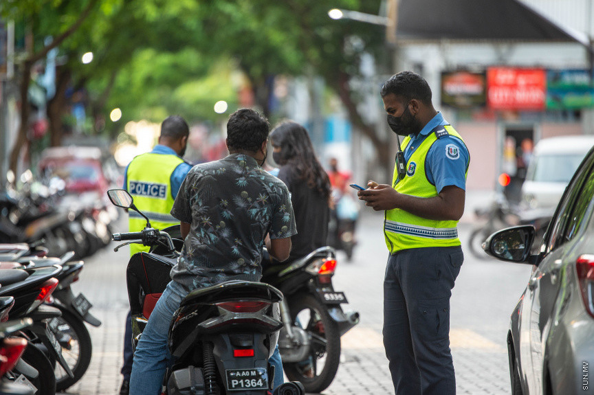 މޭ 21، 2021: ކޮވިޑް ކޭސްތައް ބޮޑުތަނުން އިތުރުވުމާއި ގުޅިގެން މާލޭ ސަރަހައްދުގައި އަޅާފައިވާ ހަރުކަށި ފިޔަވަޅުތައް ތަންފީސްކުރުމަށް، ކާފިއު ވަގުތު ސިފައިންނާއި ފުލުހުން ގުޅިގެން މަގުމަތަށް ބެލެހެއްޓުން -- ސަން ފޮޓޯ/ ފަޔާޒު މޫސާ