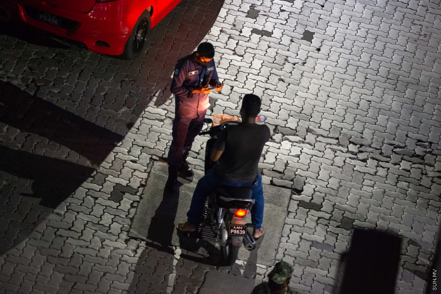 މޭ 21، 2021: ކޮވިޑް ކޭސްތައް ބޮޑުތަނުން އިތުރުވުމާއި ގުޅިގެން މާލޭ ސަރަހައްދުގައި އަޅާފައިވާ ހަރުކަށި ފިޔަވަޅުތައް ތަންފީސްކުރުމަށް، ކާފިއު ވަގުތު ސިފައިންނާއި ފުލުހުން ގުޅިގެން މަގުމަތަށް ބެލެހެއްޓުން -- ސަން ފޮޓޯ/ ފަޔާޒު މޫސާ