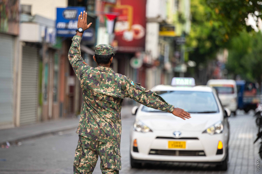 މޭ 21، 2021: ކޮވިޑް ކޭސްތައް ބޮޑުތަނުން އިތުރުވުމާއި ގުޅިގެން މާލޭ ސަރަހައްދުގައި އަޅާފައިވާ ހަރުކަށި ފިޔަވަޅުތައް ތަންފީސްކުރުމަށް، ކާފިއު ވަގުތު ސިފައިންނާއި ފުލުހުން ގުޅިގެން މަގުމަތަށް ބެލެހެއްޓުން -- ސަން ފޮޓޯ/ ފަޔާޒު މޫސާ