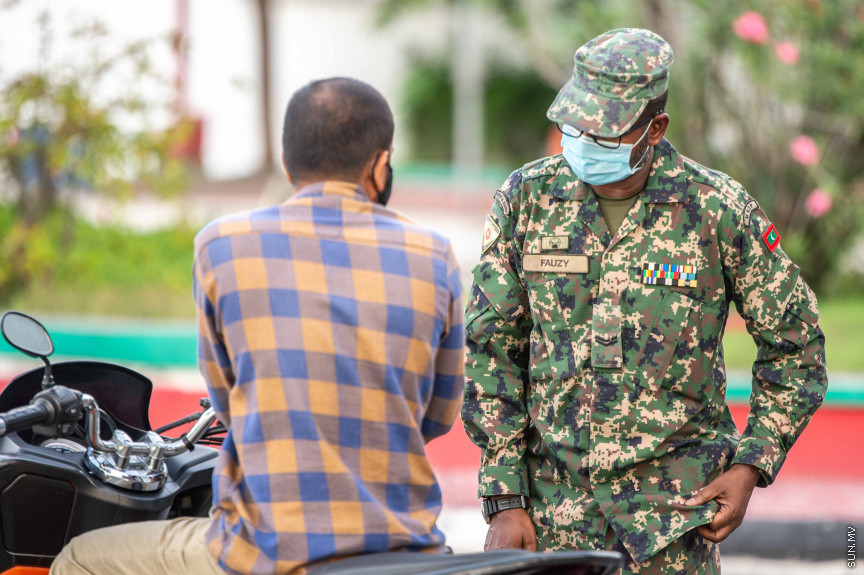 މޭ 21، 2021: ކޮވިޑް ކޭސްތައް ބޮޑުތަނުން އިތުރުވުމާއި ގުޅިގެން މާލޭ ސަރަހައްދުގައި އަޅާފައިވާ ހަރުކަށި ފިޔަވަޅުތައް ތަންފީސްކުރުމަށް، ކާފިއު ވަގުތު ސިފައިންނާއި ފުލުހުން ގުޅިގެން މަގުމަތަށް ބެލެހެއްޓުން -- ސަން ފޮޓޯ/ ފަޔާޒު މޫސާ