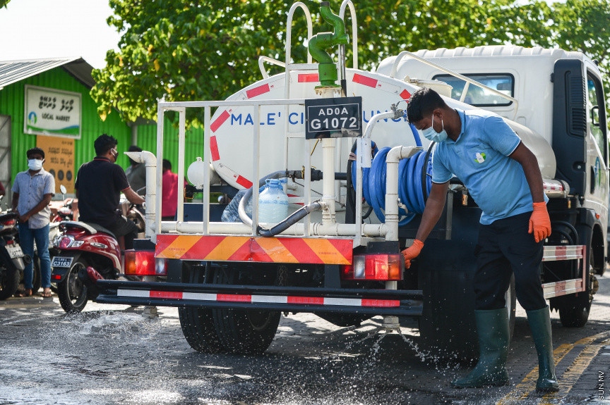 މޭ 22، 2021: މާލޭ ސިޓީ ކައުންސިލުގެ ފަރާތުން މާލޭގެ މަގުތައް ޑިސްއިންފެކްޓުކުރަން ފެށުން -- ސަން ފޮޓޯ/ ފަޔާޒު މޫސާ