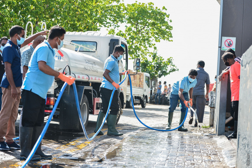 މޭ 22، 2021: މާލޭ ސިޓީ ކައުންސިލުގެ ފަރާތުން މާލޭގެ މަގުތައް ޑިސްއިންފެކްޓުކުރަން ފެށުން -- ސަން ފޮޓޯ/ ފަޔާޒު މޫސާ